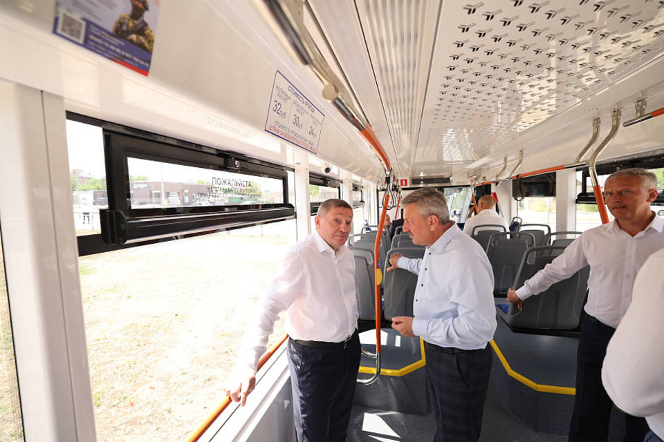 В Волгограде губернатор прокатился на трамвае «Львенок»