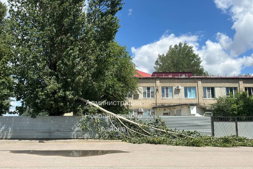 Под Волгоградом устраняют последствия ночного урагана