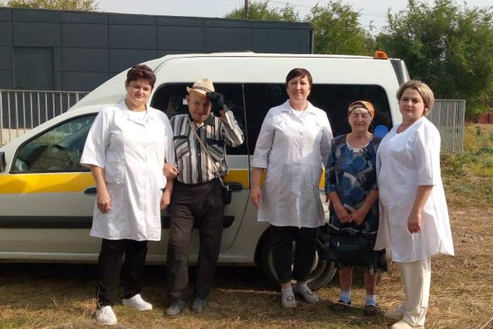 В Волгоградской области мобильные бригады бесплатно отвозят пенсионеров в медучреждения