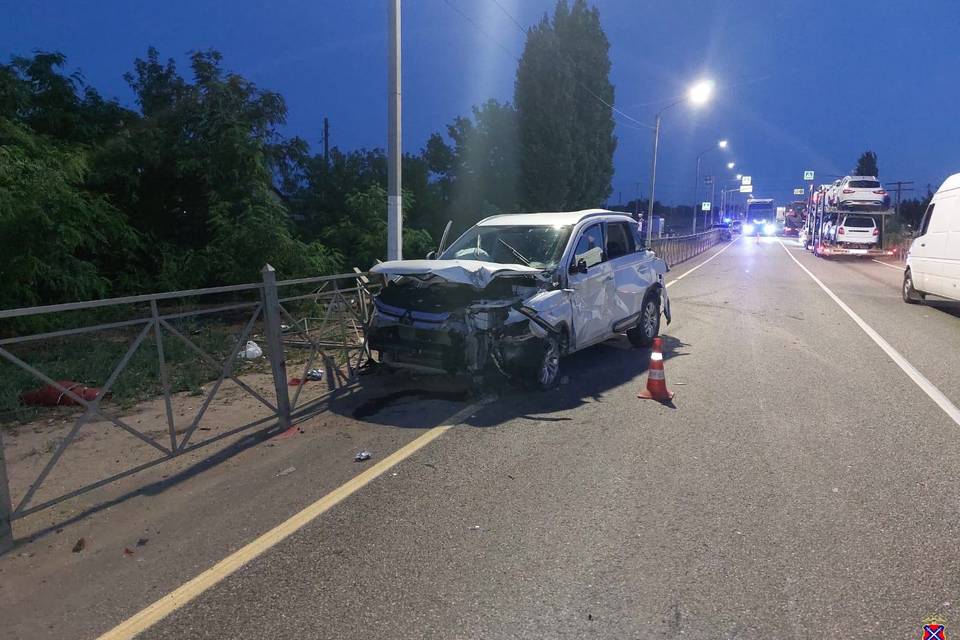 Под Волгоградом в ДТП с грузовиком и иномарками пострадали четверо