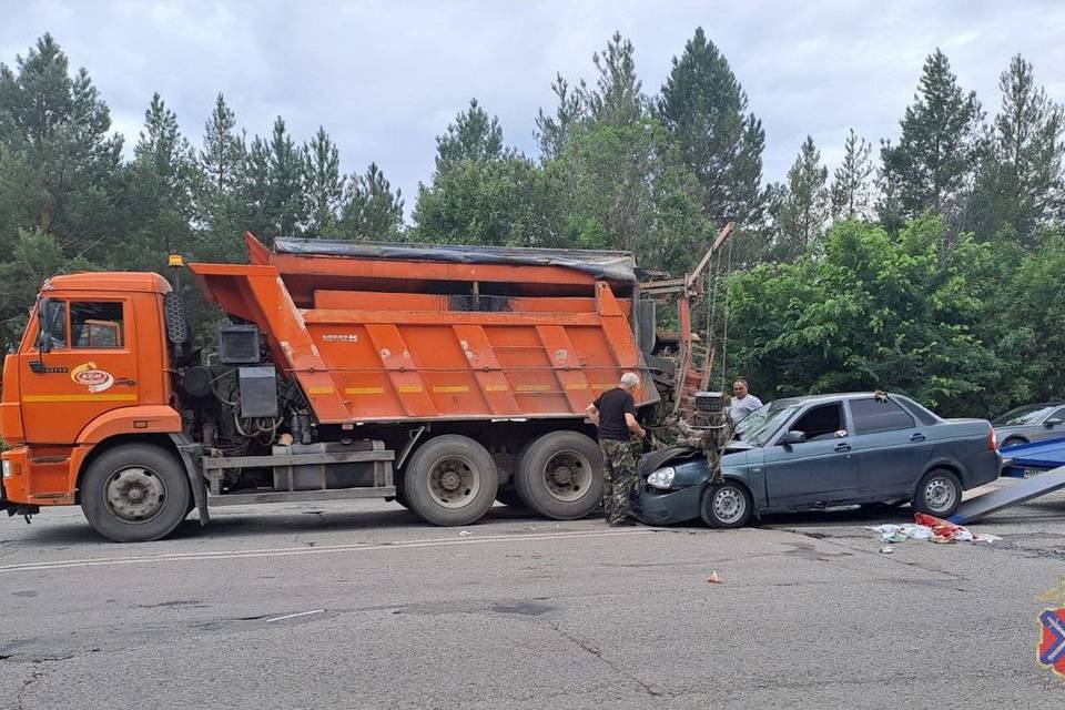 Под Волгоградом дорожный рабочий погиб под колесами легковушки