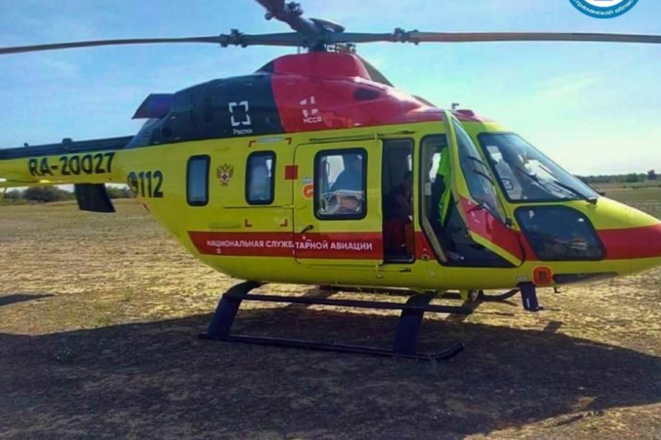 Вертолет санавиации доставил в Астрахань пострадавших в ДТП подростков