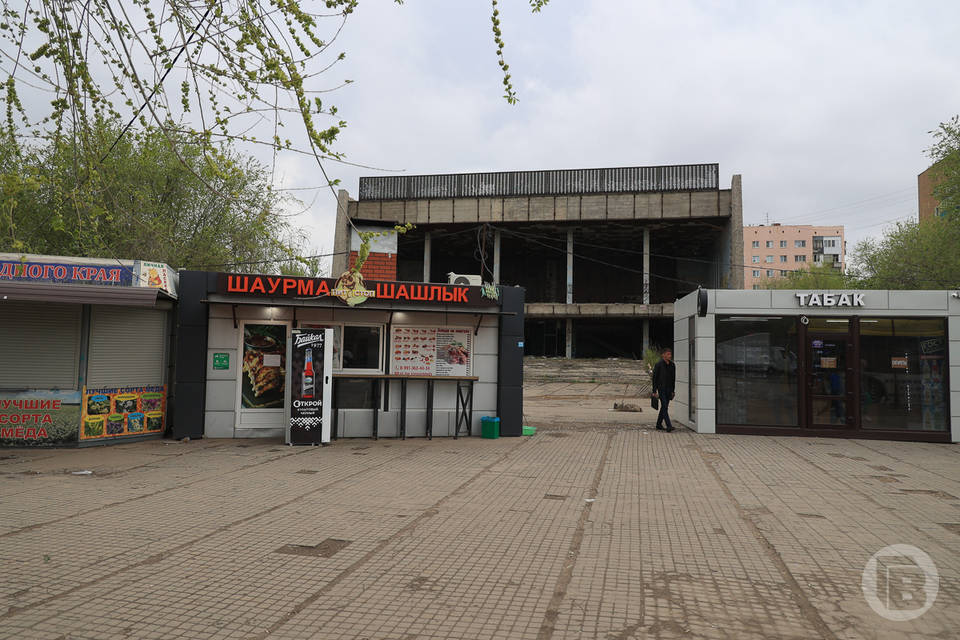 В Волгограде начали демонтировать бывший кинотеатр "Юбилейный"