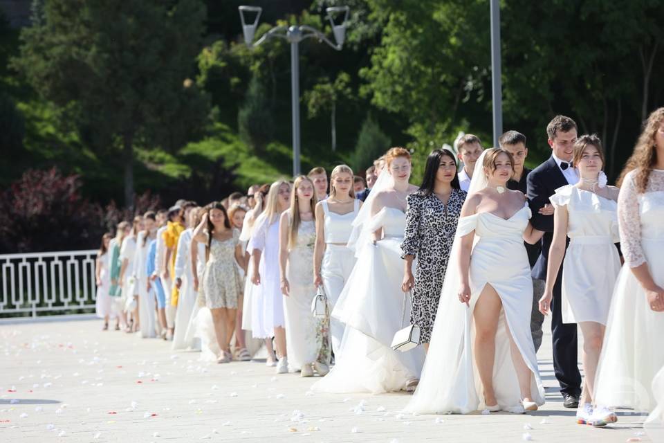 В Волгограде свадебное шествие украсило фестиваль #ТриЧетыре