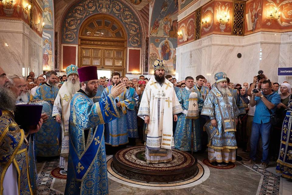Тысячи волгоградцев встретили список Казанской иконы