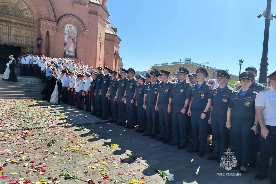 Волгоградские спасатели  приняли участие в молебне о Победе
