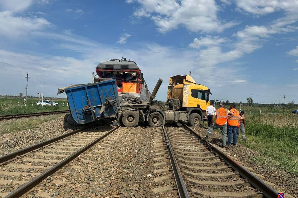 Под Волгоградом грузовик протаранил поезд, пострадал машинист