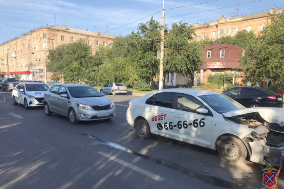 В Волгограде столкнулись 4 автомобиля