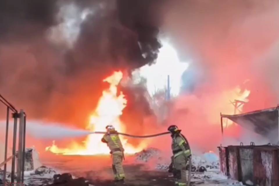 В Волгограде стремительно растет площадь пожара в Краснооктябрьском районе