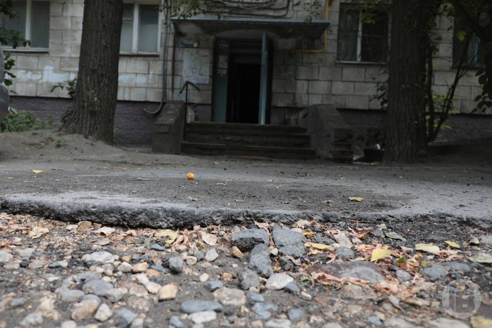 Тело пенсионерки нашли под окнами 9-этажки в Волжском