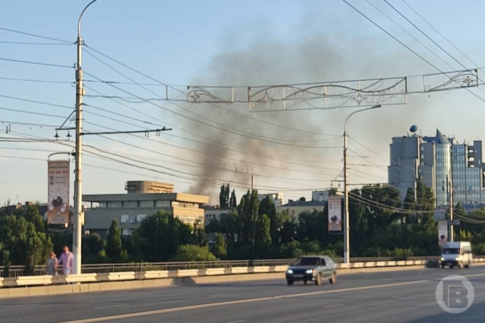 В центре Волгограда черный дым напугал очевидцев