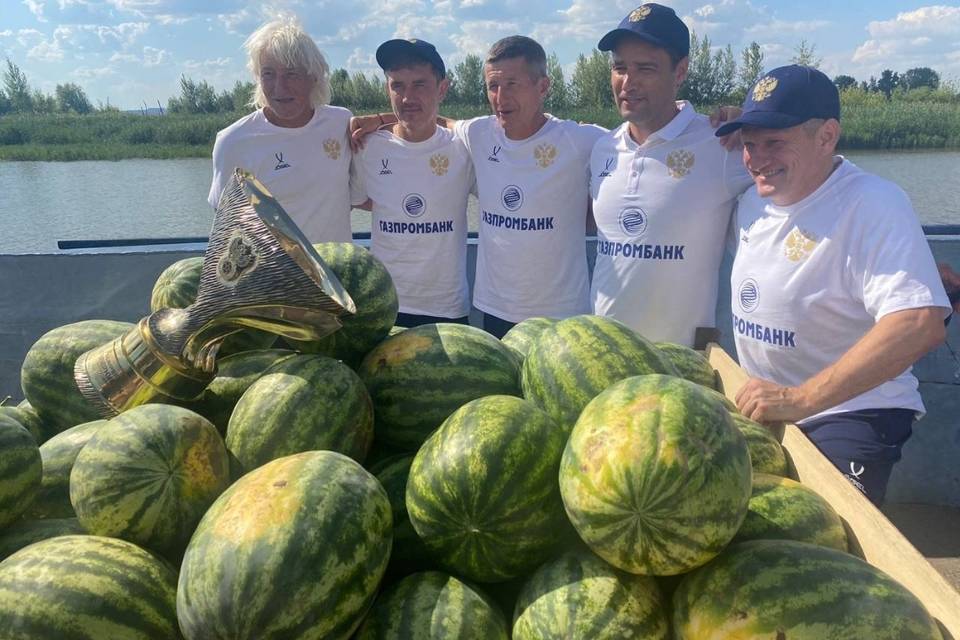 Известные футболисты  побывали с Суперкубком России в Камышине и попробовали местные арбузы