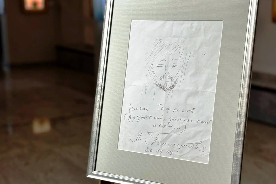 Никас Сафронов подарил свой портрет, нарисованный Александрой Пахмутовой, музею Волгограда