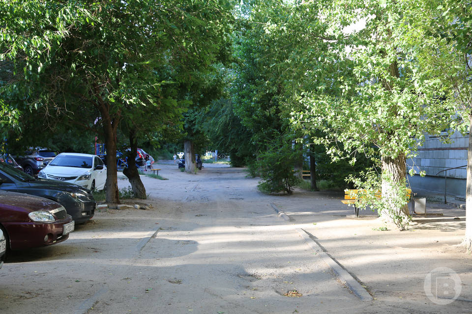 Иномарка снесла с ног пенсионерку во дворе в Волгограде