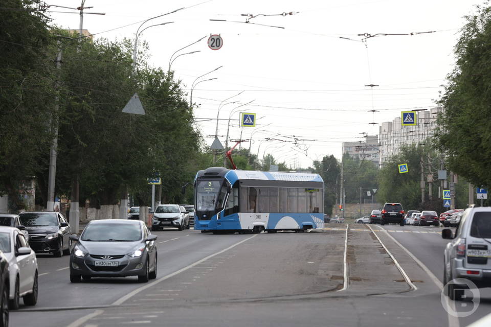 «Лада» врезалась в новый трамвай «Львенок» в Волгограде