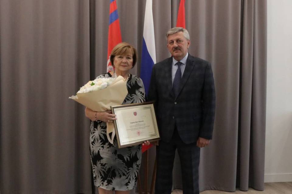 Глава Волгограда наградил директора гимназии №3 Ларису Гриценко