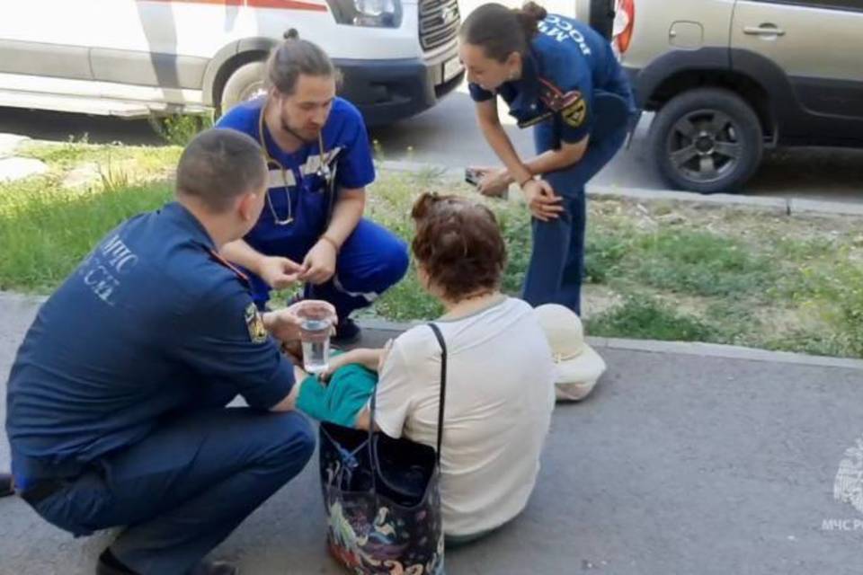 Сотрудники МЧС спасли лежащую на тротуаре волгоградку