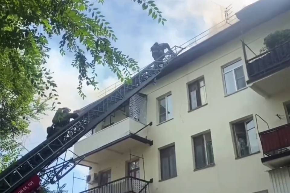 В Волгограде потушили крышу четырехэтажки в Тракторозаводском районе
