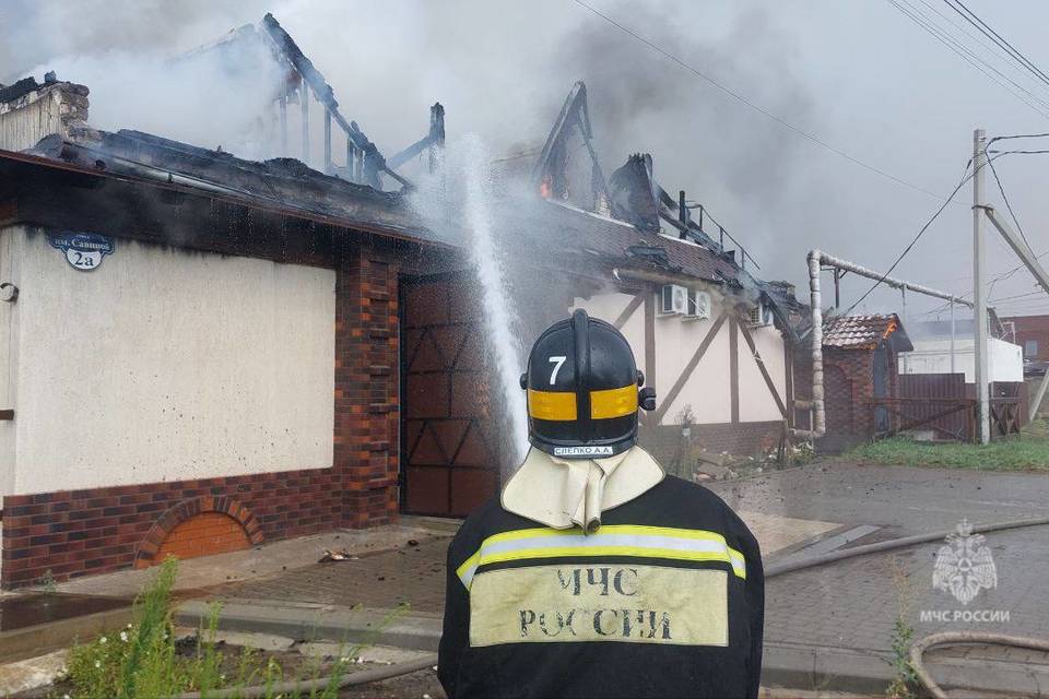 В Красноармейском районе Волгограда загорелся дом