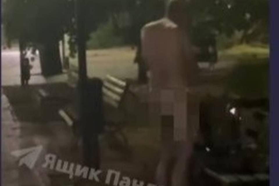 Голого пенсионера у памятника защитникам Сталинграда сняли в Волгограде