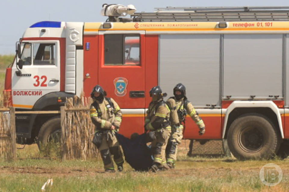 На территории абразивного завода под Волгоградом 65 спасателей тушат пожар