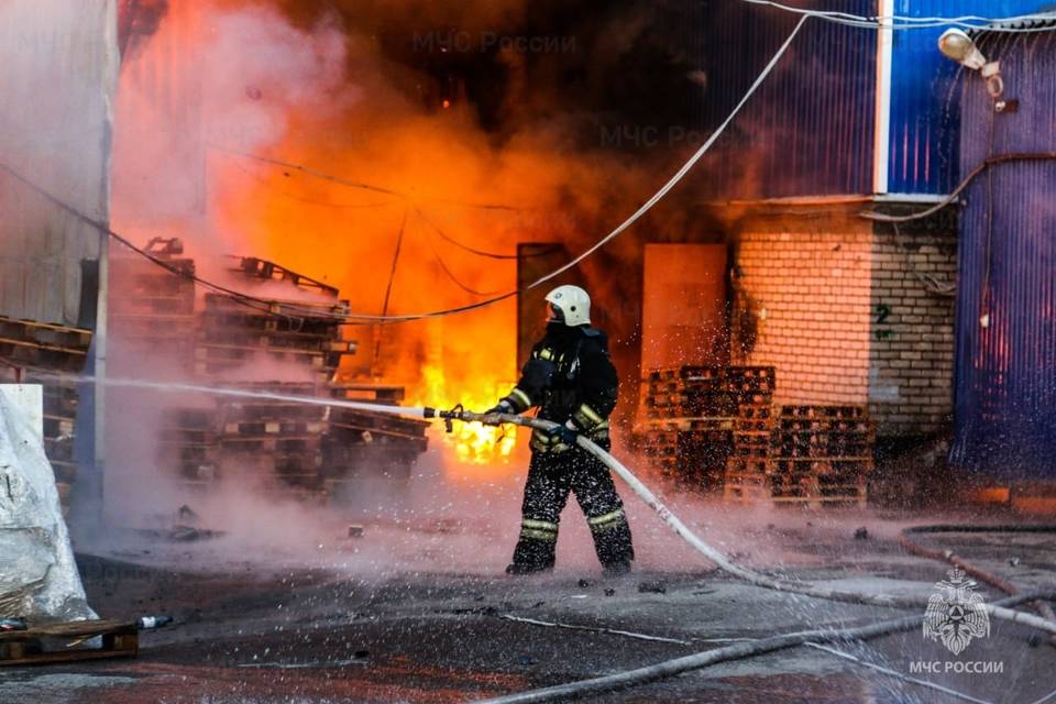 В Волгоградской области загорелась стена многоквартирного дома