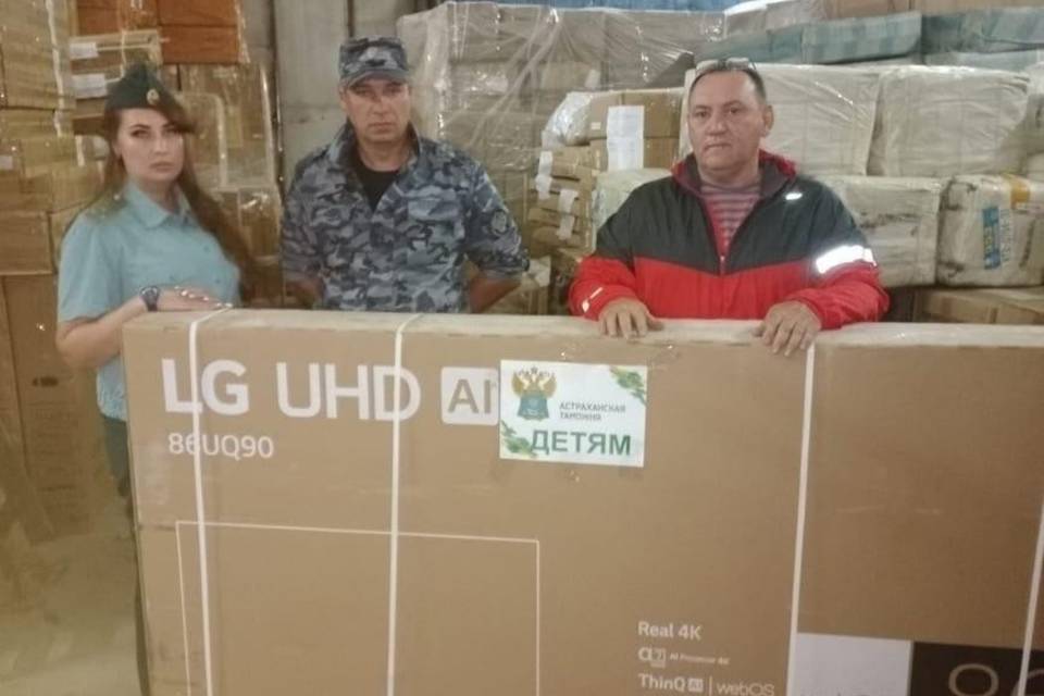 Таможенники передали волгоградскому детдому конфискованный телевизор