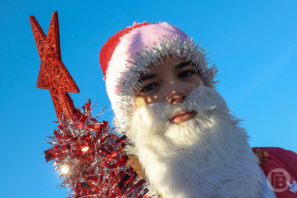 В Волжском удивились поздравлению с Днем города от Деда Мороза и Снегурочки