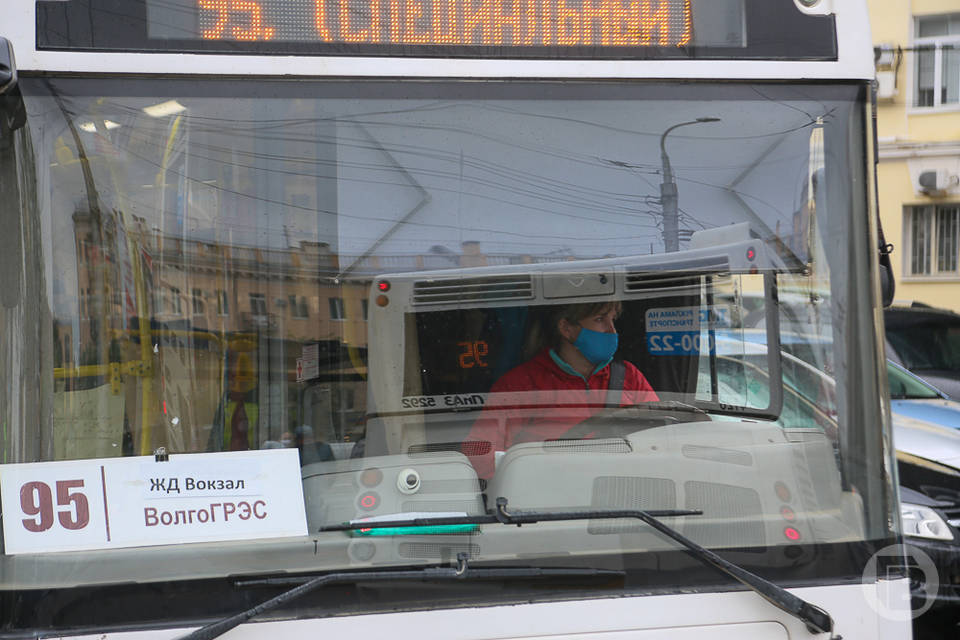 В Волгограде неизвестный повредил окна в автобусе №55