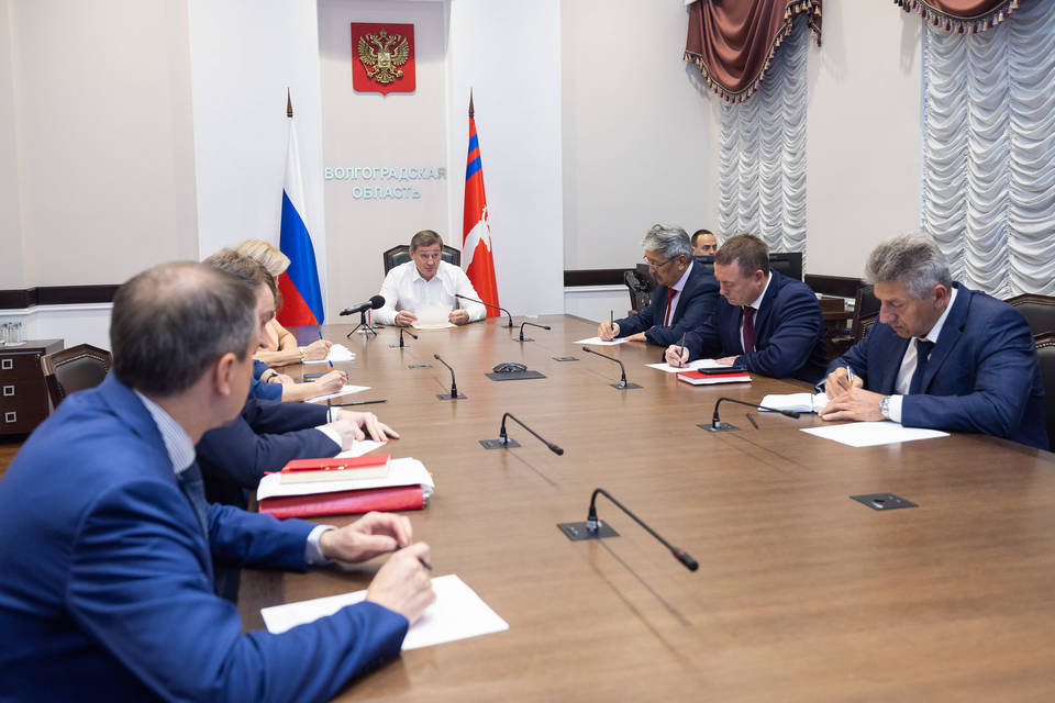 Губернатор Бочаров провел оперативное совещание по ЧП на перегоне «Гремячая-Котельниково»