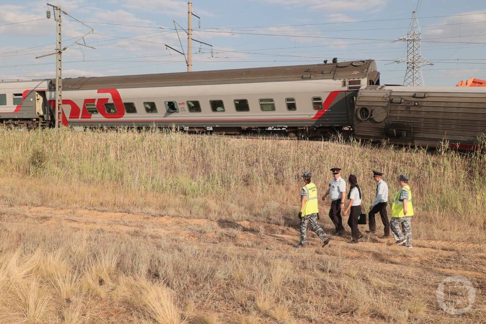 По простыням вытаскивали пассажиров сошедшего поезда под Волгоградом