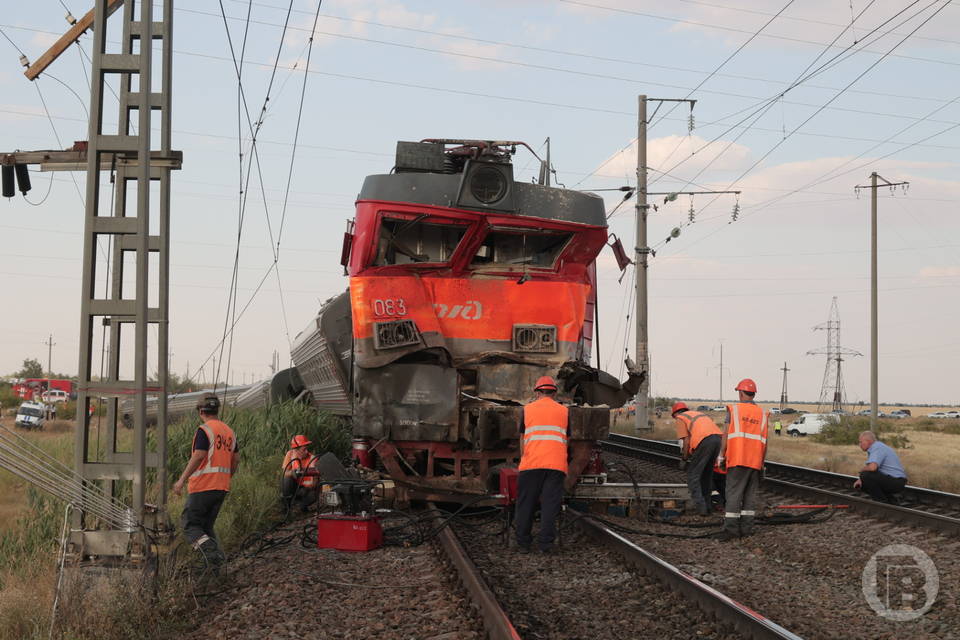 Три человека в тяжелом состоянии после схода поезда под Волгоградом