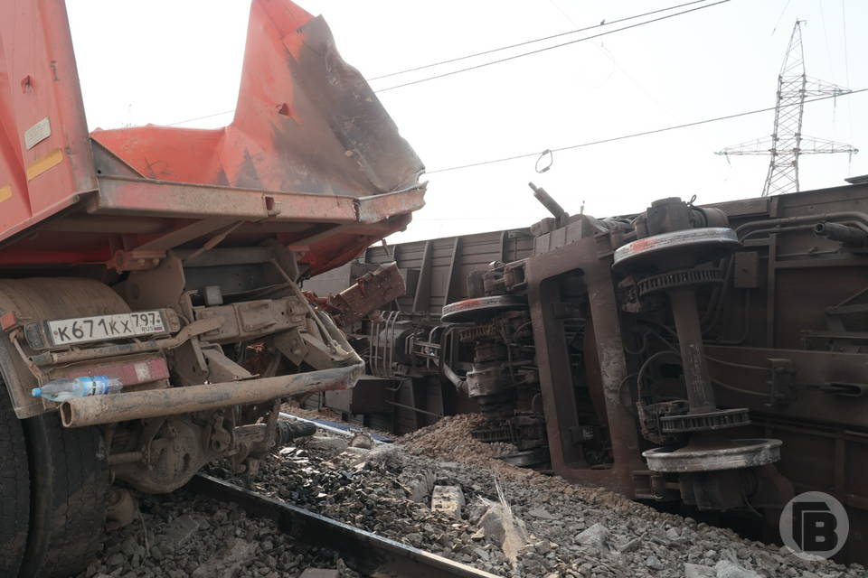 Врезавшийся в поезд водитель «КамАЗа» в Волгограде находится в тяжелом состоянии