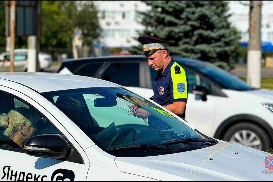 В Волгограде полицейские массово проверили водителей такси