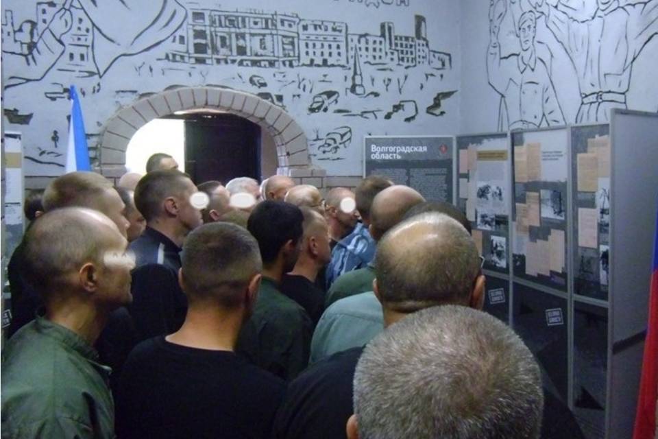 Для осужденных Волжского устроили передвижную выставку «Без срока давности»