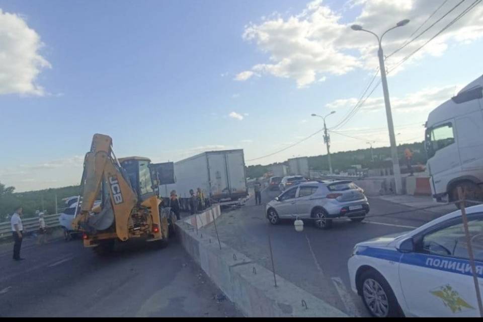 Из-за столкновения 6 машин в Дзержинском районе Волгограда образовалась пробка