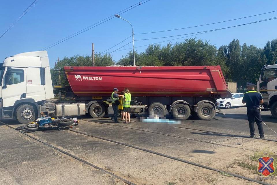 Фура насмерть раздавила мотоциклиста в Волгограде: фото