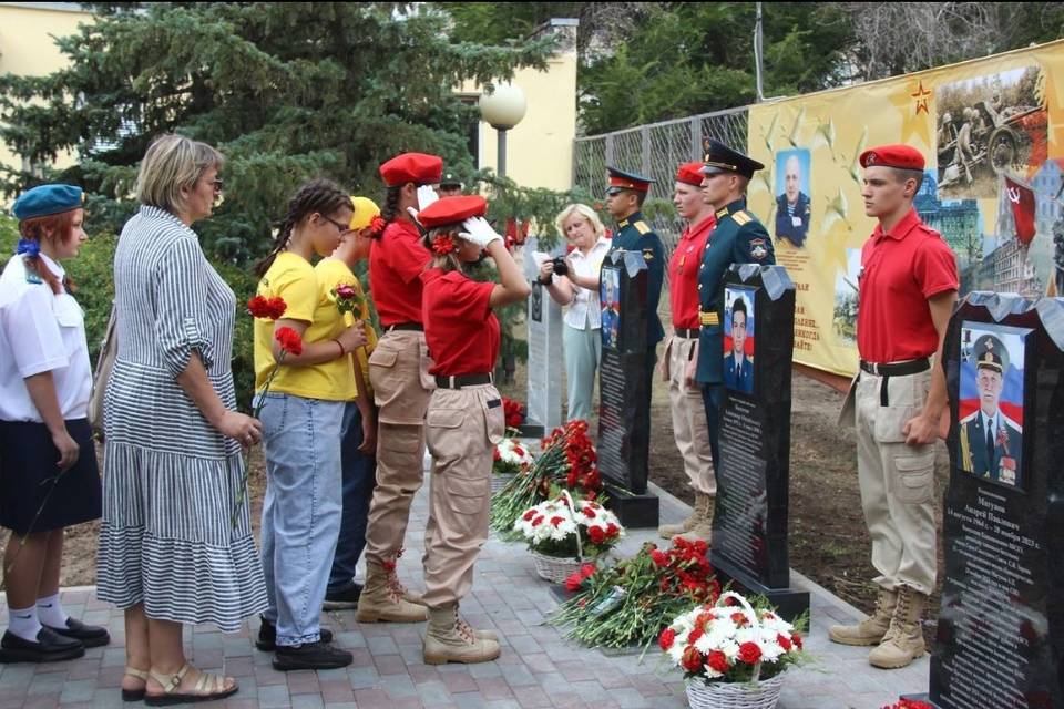 В Камышине в День ВДВ открыли 3 мемориальные доски Героям России