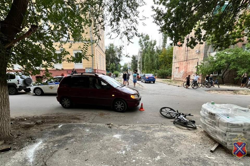 Волгоградка на иномарке сбила во дворе 10-летнего велосипедиста