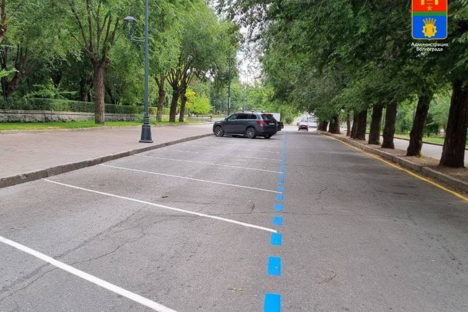 В Центральном районе Волгограда наносят синюю разметку для платных парковок