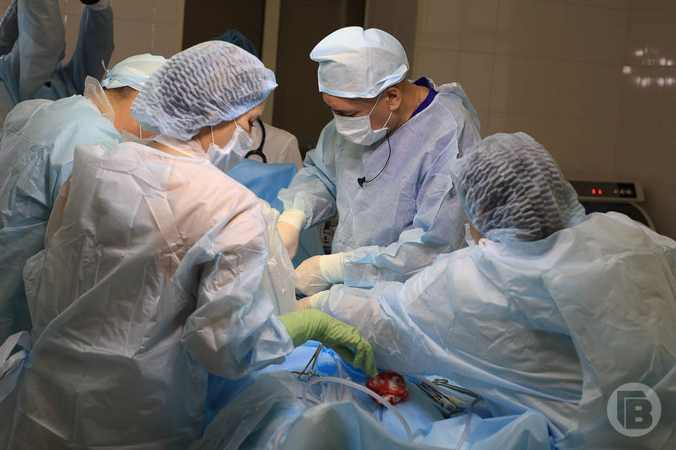 В Волгограде 5 часов оперировали мужчину с травмой руки в трех местах