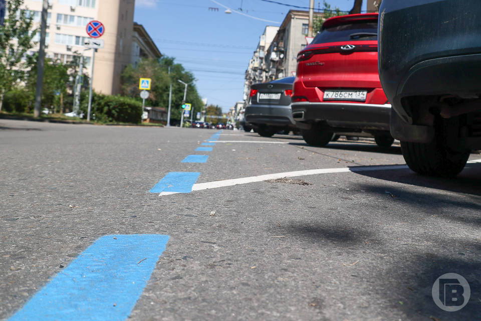 В Волгограде у Центральной набережной в тестовом режиме начали работать платные парковки