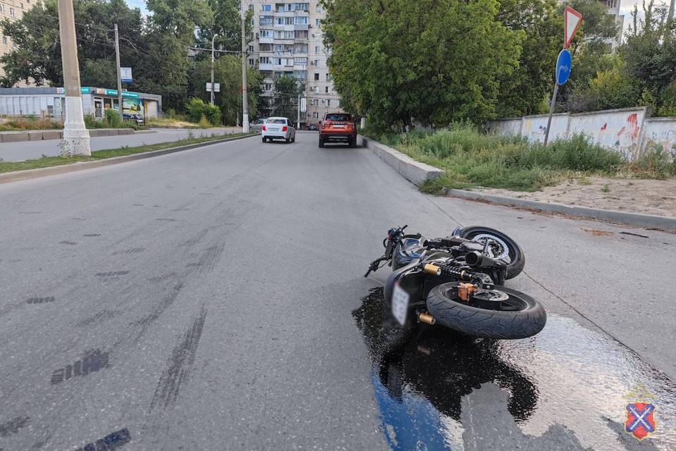 В центре Волгограда в ДТП скончался мотоциклист