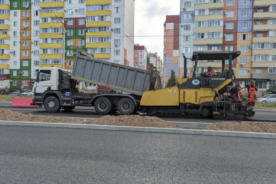 В Волжском на улице Карбышева ремонтируют дорогу