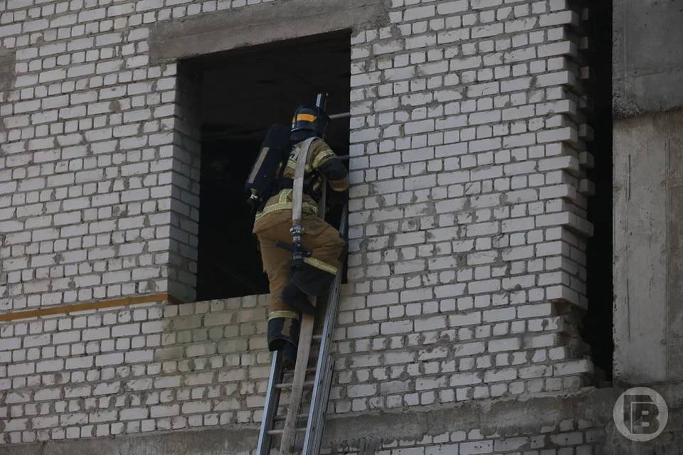 В девятиэтажном доме на юге Волгограда загорелась квартира