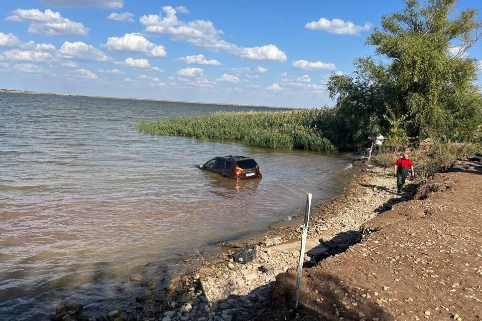 Прокуратура взяла на контроль трагедию с утонувшей в авто семьей из Саратова