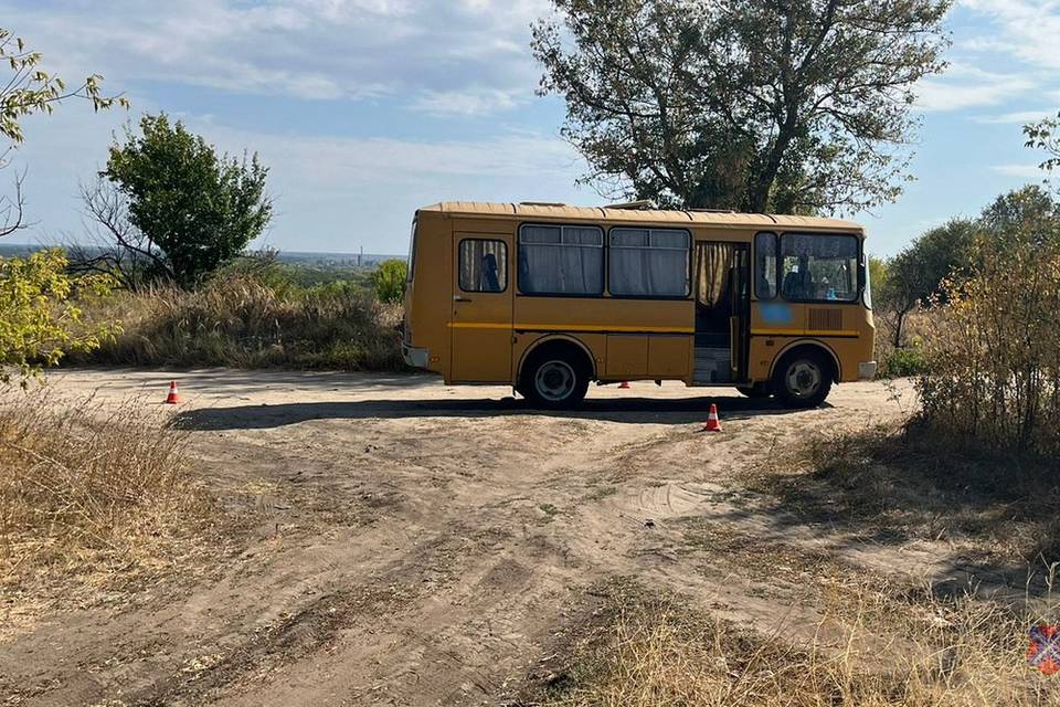 Под Волгоградом водитель грузовика сбежал с места ДТП после столкновения с автобусом