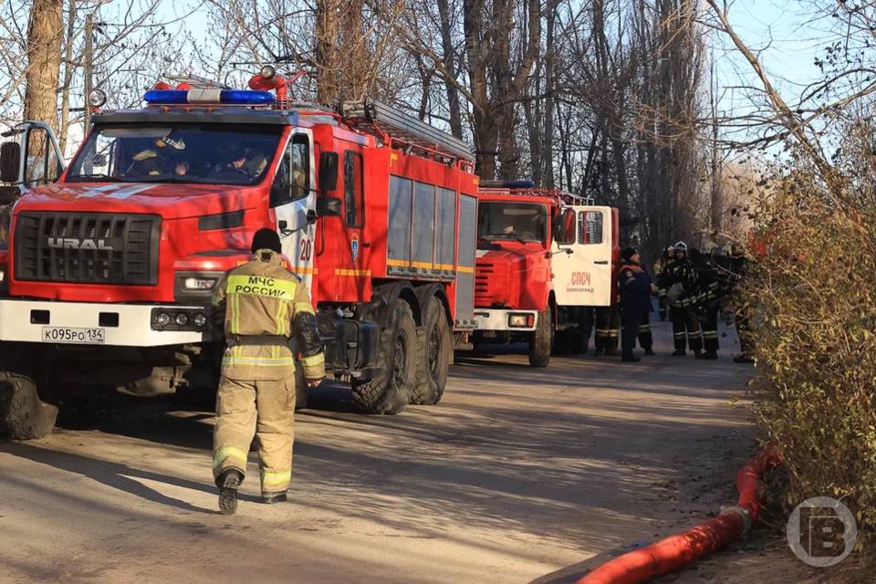 В Волжском Волгоградской области тушат крупный пожар