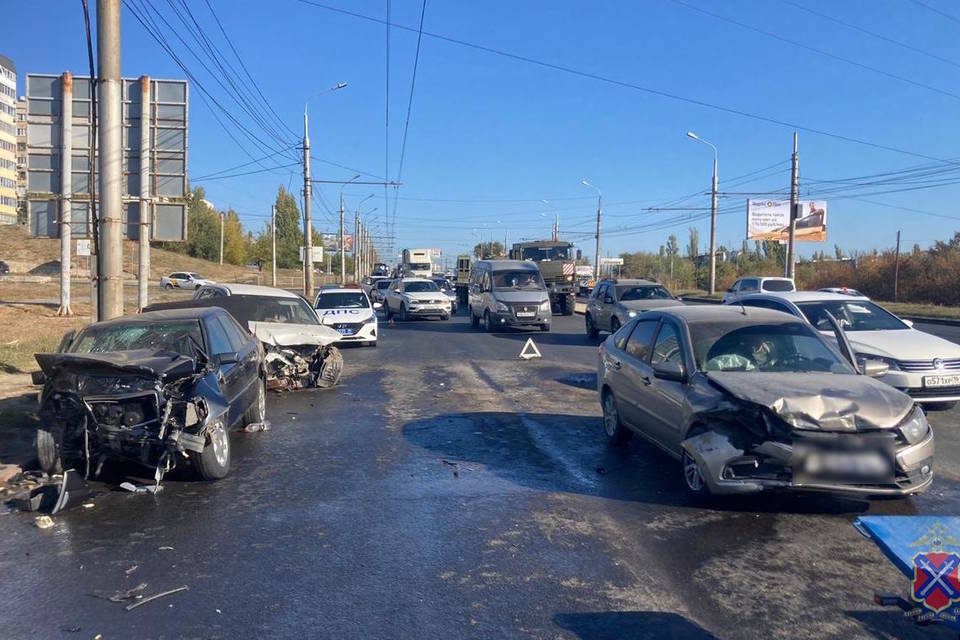 Тройное ДТП: известны детали аварии, спровоцировавшей пробку в Волгограде