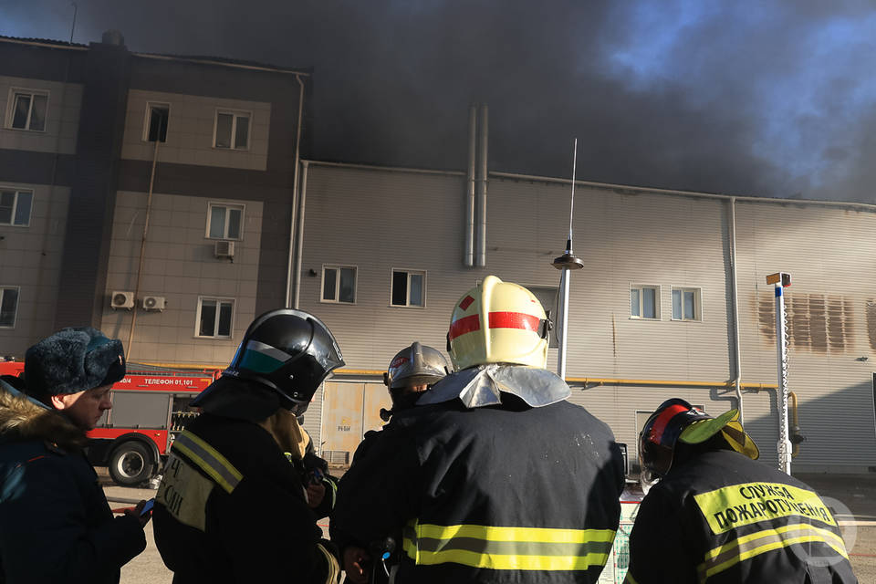 В многоэтажке Краснооктябрьского района Волгограда загорелась квартира